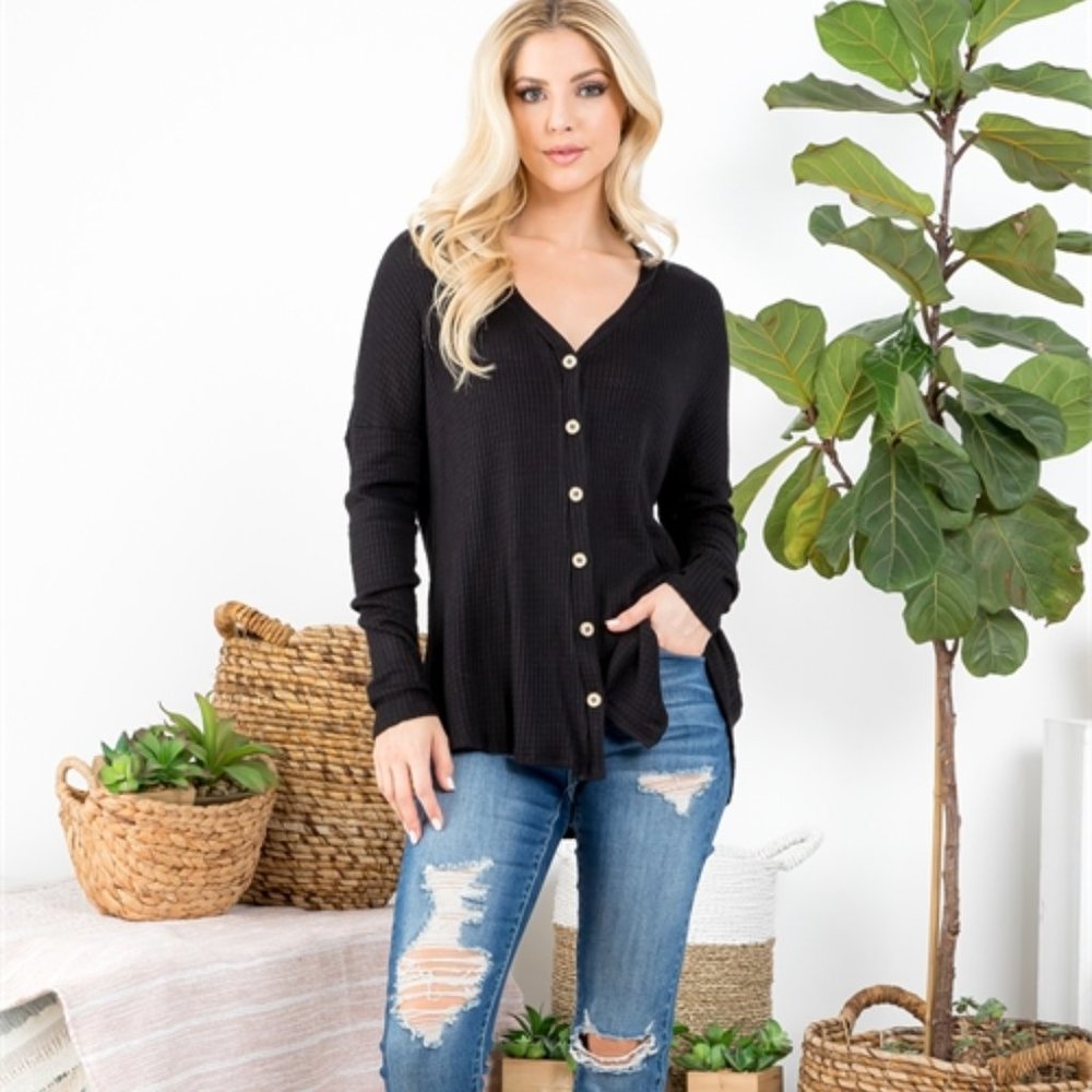 CASUAL DOLLZ Waffle Button Detailed top - Picture 4 of 8